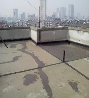 新荣漏水维修 楼顶漏水是什么原因，楼顶漏水维修方法是什么?